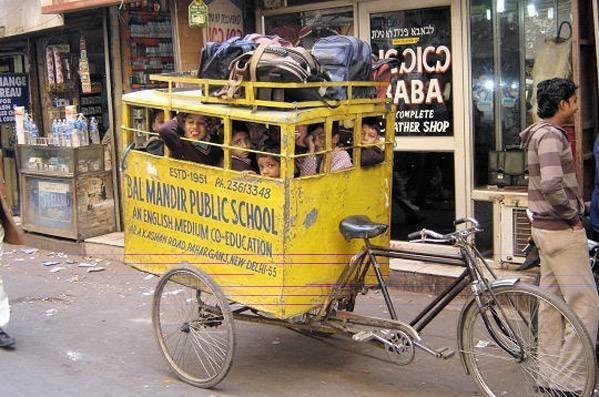 Fotografía extradia de ¿?
Transporte escolar pakistaní ,con chofer distraído.
