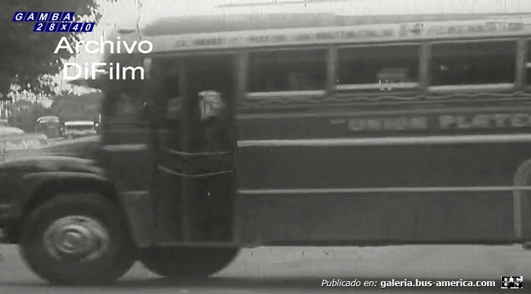 Bedford (G.M.A.) - Agosti - Unión Platense
Línea 14

Imagen editada de un video de DiFilm
Captura: Gamba 28x40
Extraída de: https://www.youtube.com/watch?v=_I0Iz7WtTzw

Los invito a conocer la historia de esta carrocería en:
[url=https://www.bus-america.com/ARcarrocerias/Agosti/Agosti-histo.php]Historia de Carpitnería y Carrocería A. y C. Agosti[/url]
Palabras clave: Gamba / 14