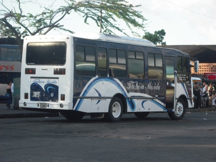 Encava E-610AR - Cooperativa Táchira Mérida 15
552AA6L
El único antiguo en la flota de microbuses de Táchira-Mérida. Casi original, lo único que le reemplazaron fue la puerta de entrada.
(Venezuela)
Palabras clave: Encava Isuzu