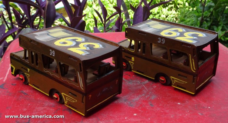 Bus America - Santa Fe [juguete / miniatura] 
[url=https://bus-america.com/galeria/displayimage.php?pid=69717]https://bus-america.com/galeria/displayimage.php?pid=69717[/url]
[url=https://bus-america.com/galeria/displayimage.php?pid=69923]https://bus-america.com/galeria/displayimage.php?pid=69923[/url]
[url=https://bus-america.com/galeria/displayimage.php?pid=69924]https://bus-america.com/galeria/displayimage.php?pid=69924[/url]

Línea 39 (Buenos Aires), interno 7 [juguete / miniatura] (izquierda)

Línea 39 (Buenos Aires), interno 8 [juguete / miniatura] (derecha)
