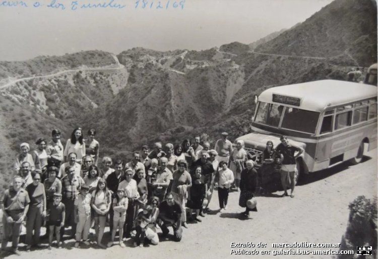 Ford F 500 - Caproni (reformado en Argentina por Andreolli D`Alessandro) - Excursiones El Triángulo
Fotógrafo: desconocido
Colección: Tiempo de Libros
