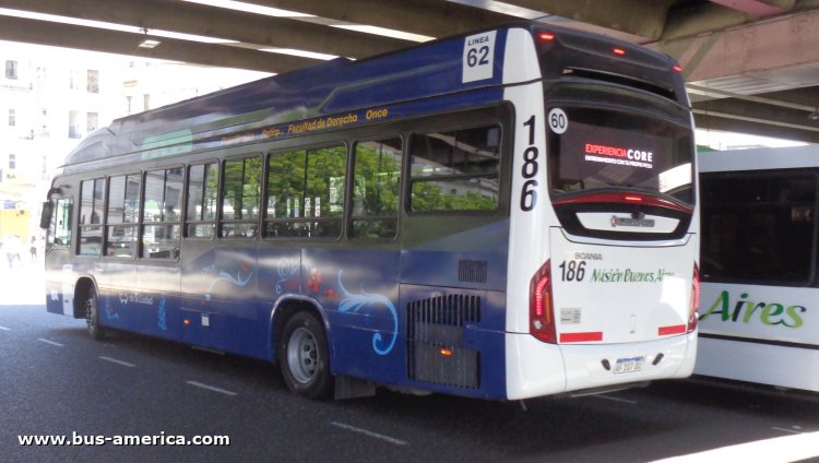 Scania K 280 B GNC - Marcopolo Torino T-351 - Colectivos de la Ciudad , Misión Buenos Aires , La Central de Vte.López
AF 107 OU
[url=https://bus-america.com/galeria/displayimage.php?pid=67724]https://bus-america.com/galeria/displayimage.php?pid=67724[/url]

Línea 62 (Buenos Aires), interno 186


Con esta unidad se presentó el corte de pintura que el gobierno porteño impondrá a sus líneas urbanas, borrando su identidad y fileteados tradicionales. Paradojicamente argumentan con la identidad y el fileteado sobre el cambio
Se aprecia el ¿fileteado? hecho con ¿inteligencia artificial?

Les invito a firmar esta peticiona para intentar revertir esto: [url=https://chng.it/8qBBpMtnP7]https://chng.it/8qBBpMtnP7[/url]
