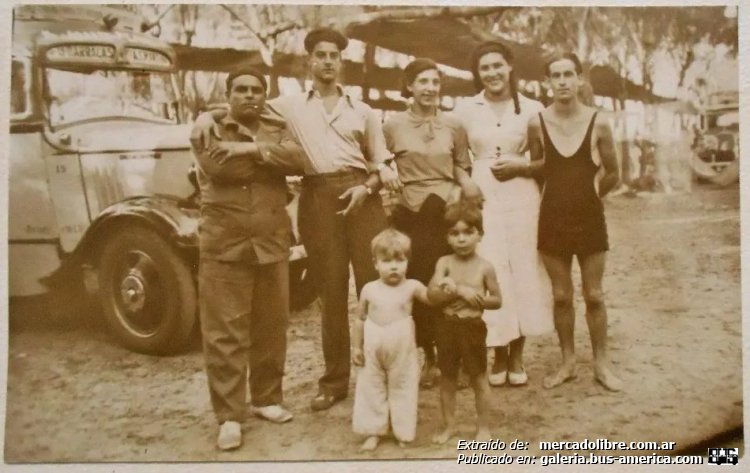 Chevrolet Master - Línea 8
Línea 8 (Buenos Aires), interno 15

Fotografía: chofer y familia desconocido
Colección: Munba
