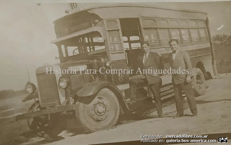 Leyland - Daneri - Línea 16
Línea 18 (Buenos Aires), interno 25

Fotógrafo: Teodoro Ortíz
Colección: Historia Para Comprar Antiguedades
