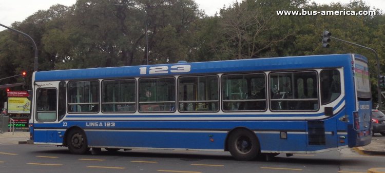 Mercedes-Benz OH 1618 L SB - Ugarte Europeo 2007 - Línea 123
IZQ 933
[url=https://bus-america.com/galeria/displayimage.php?pid=68857]https://bus-america.com/galeria/displayimage.php?pid=68857[/url]

Línea 123 (Buenos Aires), interno 23
Ex línea 124 (Buenos Aires)

Confluyendo colores con entre su ex prestataría (124) y la del momento de la foto (123).
