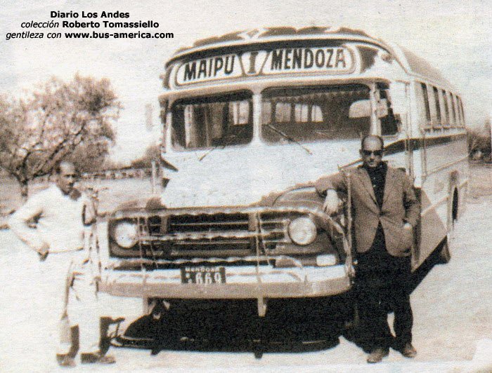 Bedford J6LZ1 - Guaymallen - El Cacique
Gentileza de Roberto Tomassiello. Foto publicada en el Diario Los Andes con motivo del aniversario de la empresa El Cacique, diciembre 2007
