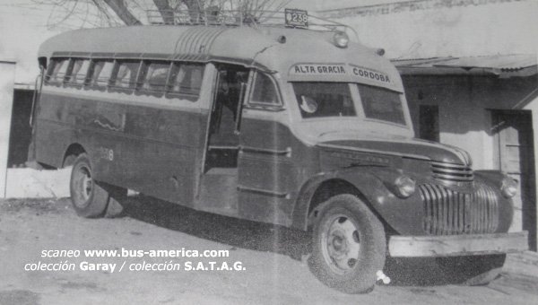 Chevrolet - C.O.T.A.G.L.
238
Otra unidad de esta carrocería que no sabemos su nombre (NN1), patente provincial de ómnibus de Cordoba 238. Fotografía reproducción de coleccion Sr.Garay , reproducida de colección empresa S.A.T.A.G. (ex C.O.T.A.G.L)

Pasaron los años y en octubre de 2014 podemos afirmar que es un producto de S.I.C.A o de Decaroli Hnos.
