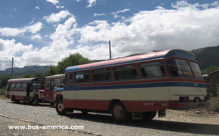 Dodge D-700 - Caio Jaraguá (en Bolivia) - Sindicato Ciudad de Cochabamba
104 KYY - ex patente CBA 162


Para conocer mas sobre esta línea y su historia en: [url=https://revista.bus-america.com/Notas/3V.htm]Línea 3v de Cochabamba[/url]
