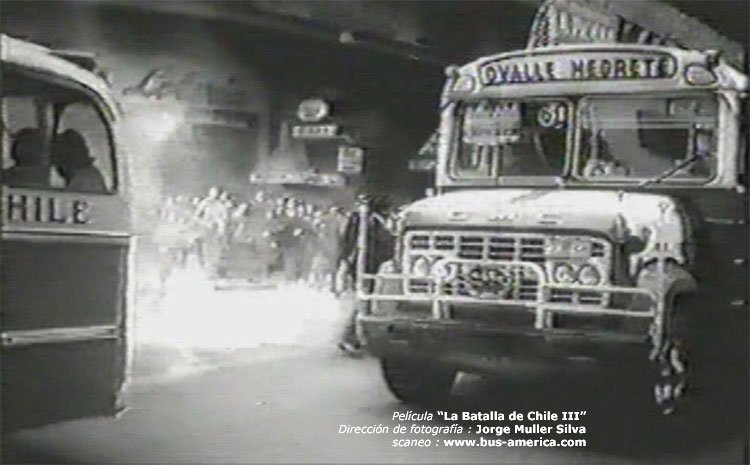 G.M.C. V Six - Cuatro Ases - Ovalle-Negrete
Fotografía extraida de la película "La Batalla de Chile III" , director de fotografía y camarografo Jorge M�ller Silva (es de el la filmación o de algún noticiero) , director de la película Patricio Guzman .
