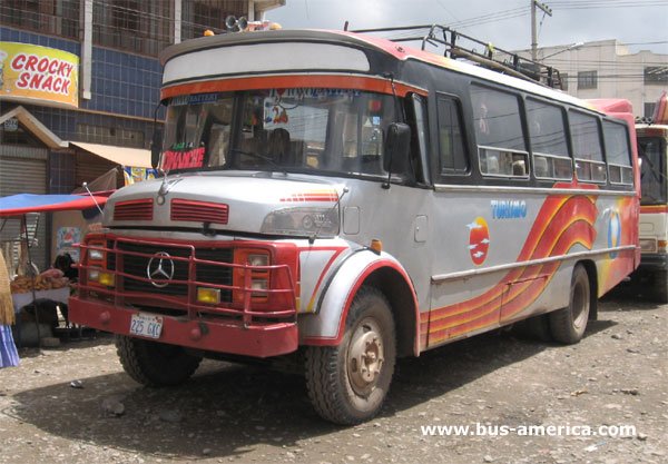 Mercedes Benz LO 1114 - El Detalle (en Bolivia)
Versin con particular estilo de ventanas no vistas en Argentina. Vehculo don reforma de trompa y ventana lateral de conductor  

