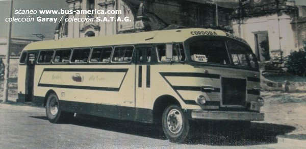 Mercedes-Benz - Varese - C.O.T.A.G.L.
Unidad patente provincial de ómnibus de Cordoba 173. Fotografía reproducción de coleccion Sr.Garay , reproducida de colecció empresa S.A.T.A.G. (ex C.O.T.A.G.L)
