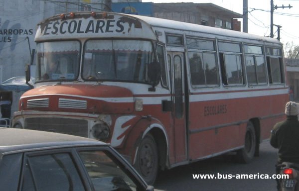 Mercedes Benz LO 1114 - Ala - Escolar
Notese las aristas superiores de las ventanillas en un verdadero angulo recto. Este modelo de Ala es el que marco la transicion de sus modelos de ventanillas inclinadas tipo paralelogramo a las ventanillas rectangulares. Aunque previamente existieron unos modelos de baja difusi�n de ventanillas rectangulares usados en el servicio diferencial de la l�nea 86 de Buenos Aires y en la l�nea de media distancia 31 de Mendoza. 
