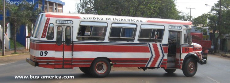 Mercedes-Benz LO 1114 - Colonnese (en Paraguay) - Ciudad de Encarnación
¿AHL189?
http://galeria.bus-america.com/displayimage.php?pos=-625
http://galeria.bus-america.com/displayimage.php?pos=-19050
El chasis parece LO 1114/483 y la carrocería parece construida para LO 1114/517

Para conocer mas sobre esta carrocería acceda a:
[url=http://www.bus-america.com/ARcarrocerias/Colonnese/Colonnese-historia.htm] revista.bus-america.com Carrocerías COLONNESE
[/url]
