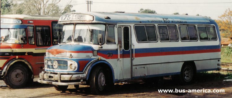 Mercedes Benz LO 1114 - Supercar - T.A.P.S.A.
Este sería el 3º modelo de carrocerías Supercar .
A su vez tiene el corte de pintura original antes de que sea controlada por la empresa José Hernandez (línea 252 de la provincia de Bs.As) ; el colectivo de atras ya presenta el corte de pintura de la misma.
