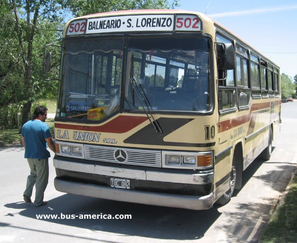 Mercedes-Benz OH 1318 - El Trapiche - La Unión
TDC 082 - ex patente M.277352
[url=https://bus-america.com/galeria/displayimage.php?pid=23374]https://bus-america.com/galeria/displayimage.php?pid=23374[/url]
[url=https://bus-america.com/galeria/displayimage.php?pid=62696]https://bus-america.com/galeria/displayimage.php?pid=62696[/url]
[url=https://bus-america.com/galeria/displayimage.php?pid=62697]https://bus-america.com/galeria/displayimage.php?pid=62697[/url]
[url=https://bus-america.com/galeria/displayimage.php?pid=62698]https://bus-america.com/galeria/displayimage.php?pid=62698[/url]

Línea 502 (Pdo. Azul), interno 10
Ex líneas 10 (Mendoza), interno 14

Unidad carrozada por empresa El Trapiche , prestataria de los grupos de líneas 10 y 40 de la ciudad de Mendoza.

Para conocer la historia completa de esta carrocería haga click en: 
[url=https://www.bus-america.com/ARcarrocerias/ElTrapiche/ElTrapiche-histo.php]EL TRAPICHE,  historia de sus carrocerías[/url]
