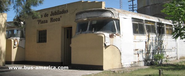 club de jubilados - Alcorta
Extraña construcción hecha con dos carrocerías de colectivos. La que se aprecia en este lateral es un Alcorta que alguna vez reposo en un chasis Mercedes-Benz 1114 , en el otro lateral una carroceria El Detalle que también supo estar sobre similar chasis.
