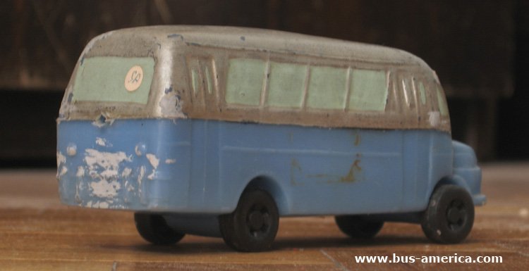 Mercedes-Benz LO 1114 - Líneas 40,42,43,44 [juguete]
http://galeria.bus-america.com/displayimage.php?pid=29676

Juguete que venía con un chupetín que no recuerdo su marca
