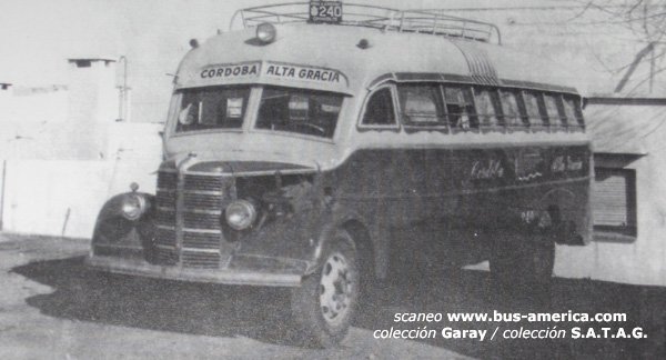 Bedford - C.O.T.A.G.L.
Otra unidad de esta carrocería que no sabemos su nombre (NN1), patente provincial de ómnibus de Cordoba 240

Pasaron los años y en octubre de 2014 podemos afirmar que es un producto de S.I.C.A o de Decaroli Hnos.
