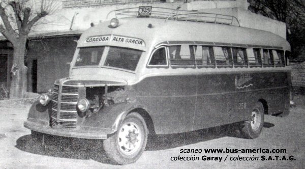 Bedford - C.O.T.A.G.L.
250
Unidad patente provincial de ómnibus de Cordoba 250. Fotografía reproducción de coleccion Sr.Garay , reproducida de colección empresa S.A.T.A.G. (ex C.O.T.A.G.L)

Pasaron los años y en octubre de 2014 podemos afirmar que es un producto de S.I.C.A o de Decaroli Hnos.
