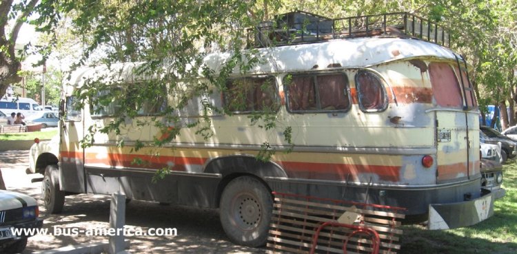 Bedford J6LZ1 - La Porteña
M.031132 - RPX513
http://galeria.bus-america.com/displayimage.php?pos=-10451
http://galeria.bus-america.com/displayimage.php?pos=-10453
