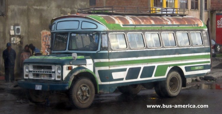 Chevrolet - ex Sindicato Villa Victoria
047PES

CAMENA fue un establecimiento carrocero subsidiario de El Detalle (de Argentina). Confirmado aún no he conocido ningún colectivo CAMENA. Pero yo estimo que el estilo cornudo detalle esta realción.
A los conocedores de El Detalle de fines de los 60s, le pido opinion sobre este vehículo
