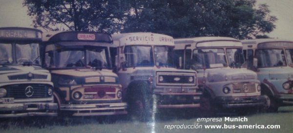 Chevrolet 714 - Andrekevich - Munich
En el medio algo único, un colectivo Chevrolet 714 (solo se carrozaron 3 incluido este hasta donde se) con carrocería Andrekevich (carrocería de Misiones) .
A sus costados se encuentran 4 colectivos M-Benz LO 1114, a su derecha dos carrozados por El Detalle, ex empresa Prado prestataria de la línea 114 de Rosario, a su izquierda un ex El Halcón línea 148 de Buenos Aires ,del cual no distingo la carrocería, junto a el un carrozado por MOQSA conservando los colores. 
Foto tomada en la empresa Munich
