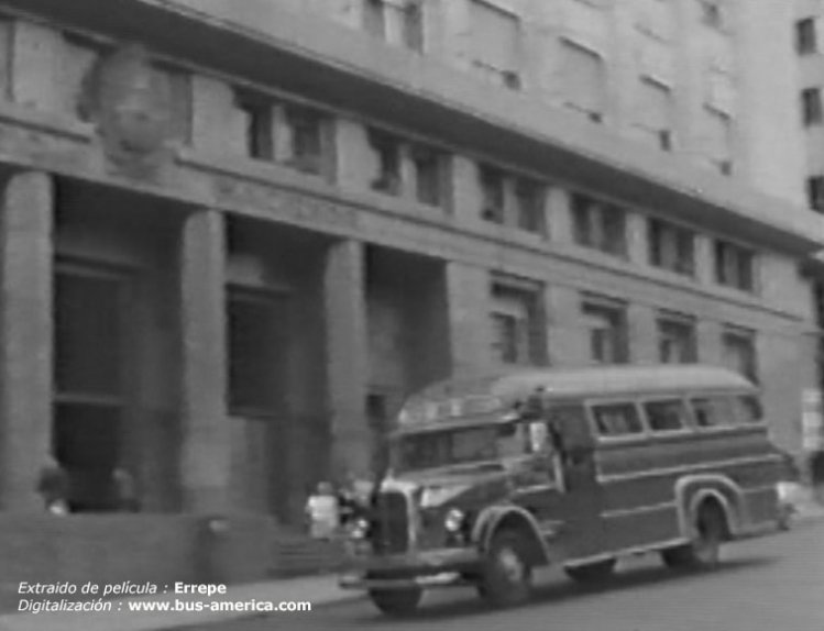 Mercedes-Benz L 312 - El Indio - Los Constituyentes
Imagen : posiblemente de noticiero de Canal ¿7? ¿9? ¿11? ¿13?
Extraído de película : ErrePe
