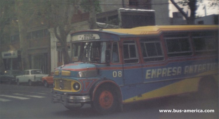 Mercedes-Benz LO 1114 - Corsino - Antartida
Líneas 20 (Mendoza), interno 8

Para conocer la historia completa de esta carrocería haga click en: [url=https://www.bus-america.com/ARcarrocerias/Corsino/Corsino-histo.php]CORSINO, la carrocería que mezclaba épocas en sus productos[/url]
