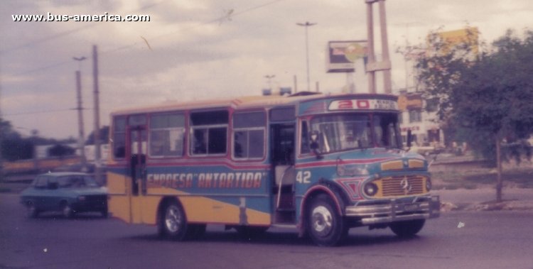 Mercedes-Benz LO 1114 - Corsino - Antartida
M.249319
[url=https://bus-america.com/galeria/displayimage.php?pid=49613]https://bus-america.com/galeria/displayimage.php?pid=49613[/url]

Líneas 20 (Mendoza), interno 42

Para conocer la historia completa de esta carrocería haga click en: [url=https://www.bus-america.com/ARcarrocerias/Corsino/Corsino-histo.php]CORSINO, la carrocería que mezclaba épocas en sus productos[/url]
