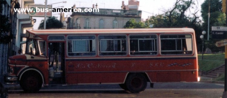 Mercedes-Benz LO 1114 - La Nueva Estrella-Ala - La Victoria
E.148046 - TWY039
http://galeria.bus-america.com/displayimage.php?pos=-8056
Vista lateral de la unidad donde se aprecia el cojunto estructural de La Nueva Estrella y su frente con el parabrisas, ventilete y parte de la zona del cartel de destinos original de Ala
