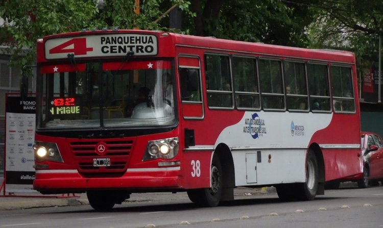 Mercedes-Benz OF 1418 - La Favorita - Los Andes & El Trapiche UTE
MLT395

Línea 82 (Mendoza), interno 38



Archivo posteado originalmente en diciembre de 2018
