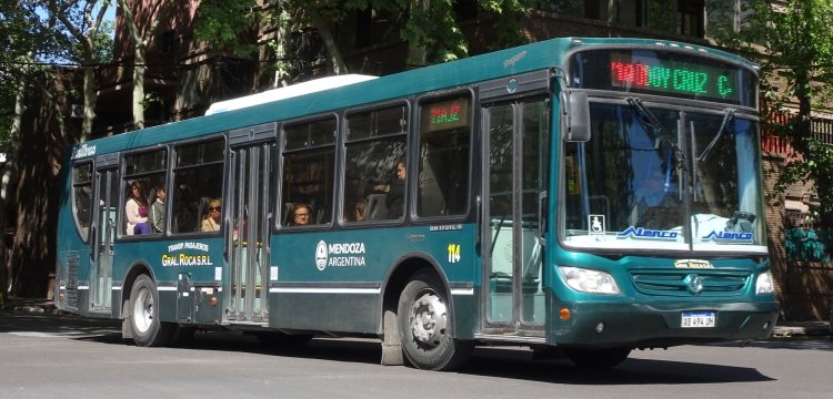 Mercedes-Benz OH 1721 L SB - Italbus Tropea - Gral. Roca
AB494UH

Línea 71 (Mendoza), interno 114



Archivo posteado originalmente en diciembre de 2018
