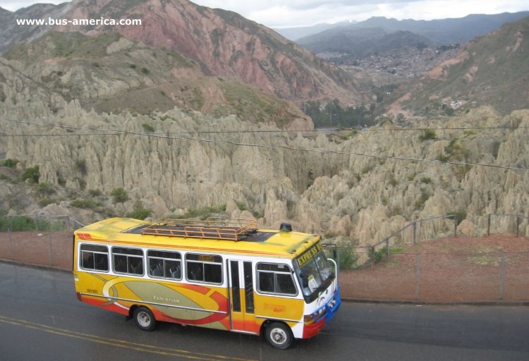 Nissan Condor - Escolar
Me garró la lluvia para poder sacar una panorámica del Valle de la Luna, de La Paz. El mismo apenas se ve, pues la vista está metiendose en la hondonada, igual se aprecia.
