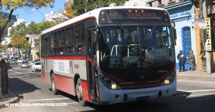 Volvo B7R - Marcopolo Gran Viale (en Uruguay) - C.O.E.T.C.
Para conocer mas sobre la historia de esta empresa puede consultar en la nota del [url=http://www.grupoaclo.es.tl/Coetc-_-47-A%F1os-de-Historia.htm]Grupo ACLO sobre C.O.E.T.C.[/url]
