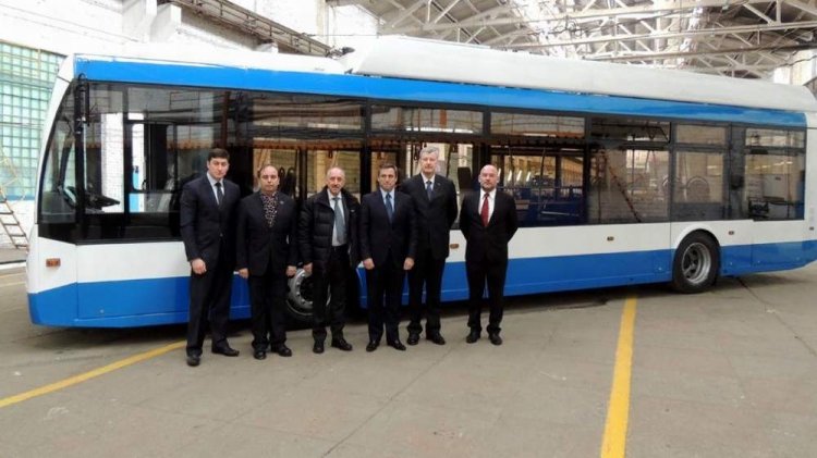 TROLZA RUSIA
Fotografía: ¿Trozla?
Imagen extraída de: http://www.lavoz.com.ar/negocios/la-rusa-trolza-instala-planta-en-cordoba
VER INFORME DE ANTONIO PALOVICH  
Palabras clave: TROLEBUS URBANO