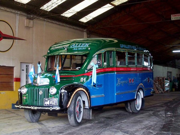 FORD V8 URBANO
AN053-Prov. de Rio Negro
CARROCERIA PULETTI Y CIA BUENOS AIRES
FOTOGRAFIA PROPIEDAD DE HECTOR ULLOA
Palabras clave: URBANO