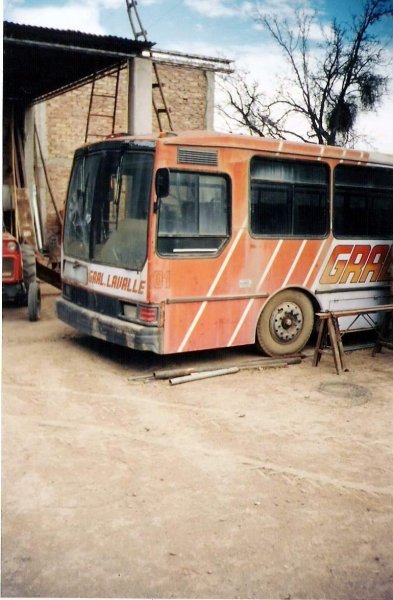 CARROCERIA COLONNESE y CIA MENDOZA
CARROCERIA MONTADA SOBRE CHASIS FERRONI EN 1994, SE HICIERON VARIAS DE ESTE MODELO Y EN LA QUIEBRA DE LA FABRICA QUEDARON DOS Okm ESTE DE LA FOTO Y OTRO SIN TERMINAR.
Palabras clave: COLONNESE Y CIA