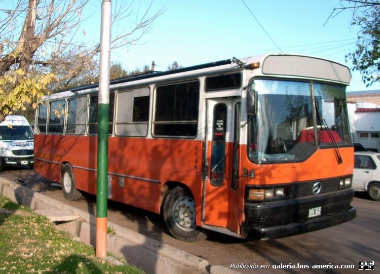Mercedes-Benz OHL 1316 - Ottaviano - ex Escolar
C.1643452 - STV612

ex Línea 45 (Buenos Aires), interno 48 (hasta enero de 2009)

FOTOGRAFIAS JAR2000
Palabras clave: URBANO