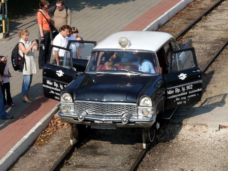 Ghaika, Gaz 13 - MAV
TAXI EN RUSIA SOBRE RIELES DEL TREN
TAXI AUTORIEL RUSIA
Palabras clave: URBANO