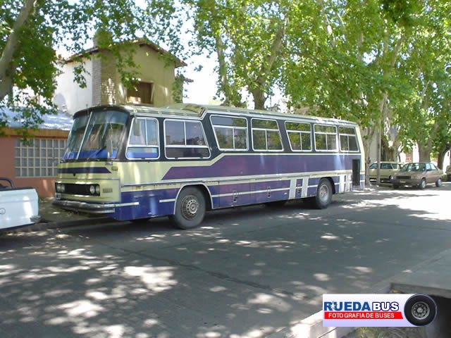 Mercedes-Benz O-140 - Colonnese - ex Turismo Buttini
Fotografía: Rueda Bus
Se agradecen mas referencias sobre el autor de esta imagen, pues como sitio web no pudo ser localizado "Rueda Bus"

Se puede conocer la historia de esta carrocería en: [url=http://www.bus-america.com/ARcarrocerias/Colonnese/Colonnese-historia.htm]Revista Bus América, la historia de Colonnese[/url]
