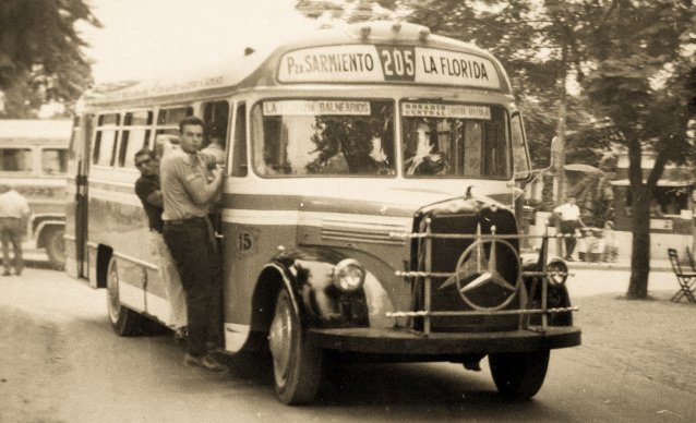 Mercedes-Benz L 312 - CAMECAS - Zona Norte
Fotografía: ¿Diario La Tribuna?
Archivo: Escuela Superior de Museología (Rosario)
Publicado en: Historia del Transporte Urbano de Rosario (1850-2010)
Se puede descargar de: http://www.etr.gov.ar/publicaciones.html
