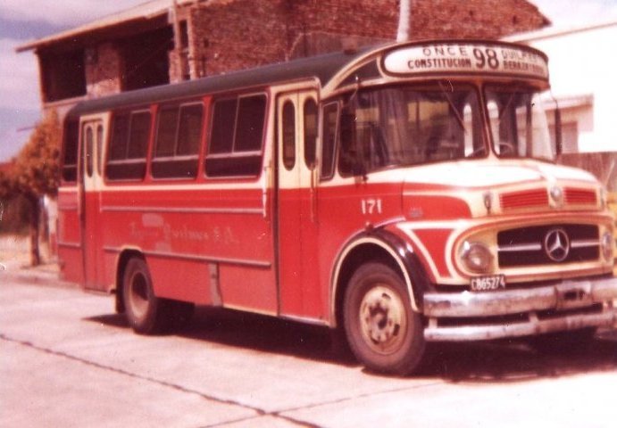 Mercedes-Benz LO 1114 - Crovara - Expreso Quilmes
C.865274
Imagen extraída por gentileza de "Línea 98" en Facebook
http://www.facebook.com/pages/Línea-98/59673917454
Fotografía de ¿?
(Otro agradecimiento para Freewheel, que me avivo de esto)

