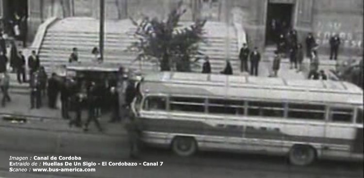 Mercedes-Benz O 321 H (en Argentina)
Imagen de Canal ¿8? ¿10? ¿12? de Cordoba
ExtraÍdo del documental : Huellas de un Siglo - El Cordobazo y Otros Azos (Canal 7, Buenos Aires)
