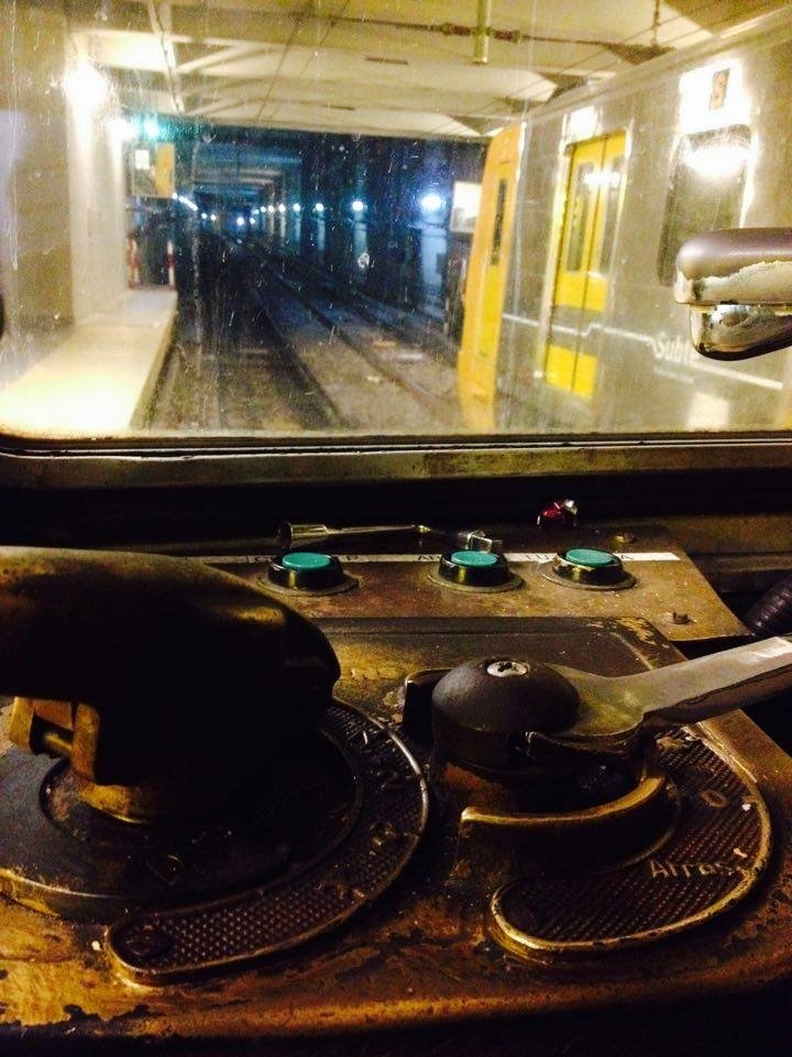 Baseler - Metrovías
Línea H, ¿formación A, coche R50?

Fotografía: Sany L.P.

Vista interior de los comandos de conducción en el último día de servicios de estas formaciones, el domingo 25 de junio de 2016 

