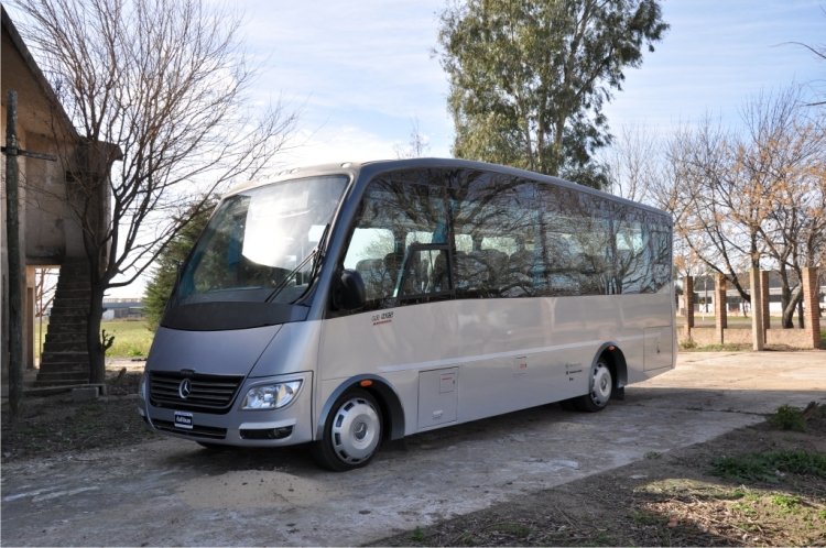 Mercedes-Benz LO 915 - Full Bus
Una nueva carrocería!!!

Fotografía : Carrocerías Full Bus
