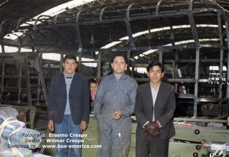 Camena
Fotografía de: Erasmo Crespo [1º desde la derecha, estructurista]
Gentileza: Wilmar Crespo

Invaluable aporte que nos trae un toma dentro de la fábrica CA.ME.NA. firma subsidiaria en Bolivia de Carrocerías El Detalle. Se aprecia la estructura de un CAMENA, semejante a un El Detalle, pero con diferencias en su culata.
[Datos de derecha a izquierda]

