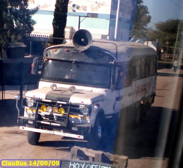 Dodge D-600 - Colonnese
¿XDB4--?
Fotografía: Claudio Cortez "ClauBus"

Para conocer la historia de esta carrocería acceda a: 
[url=http://www.bus-america.com/ARcarrocerias/Colonnese/Colonnese-historia.htm] revista.bus-america.com Carrocerías Colonnese
[/url]
