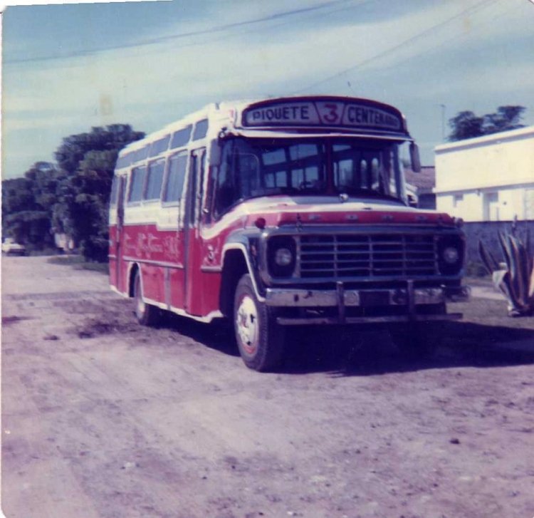 Ford B-7000 - Costa Brava 77 - Blas Parera
S.395189
http://galeria.bus-america.com/displayimage.php?pos=-25270

Fotografía: ¿?
Publicado en: Línea 3 x siempre (en facebook : http://www.facebook.com/Linea3XSiempre )
Un agradecimiento a "Línea 3 x Siempre" & Blas Schmidt
