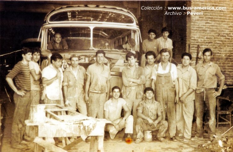 Mercedes-Benz LO 1112 - Biglia
Fotografía: Mario Peveri
[Datos de derecha a izquierda empezando por los que están parados]
1º Mario Peveri, siguientes de memoria no recuerdo...
