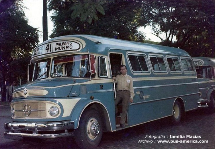 Mercedes-Benz LO 1112 - CEAP - Azul
Línea 41 (Buenos Aires), interno 2

Fotografía : familia Macías
Gentileza : N. Macías y Lorena C.
